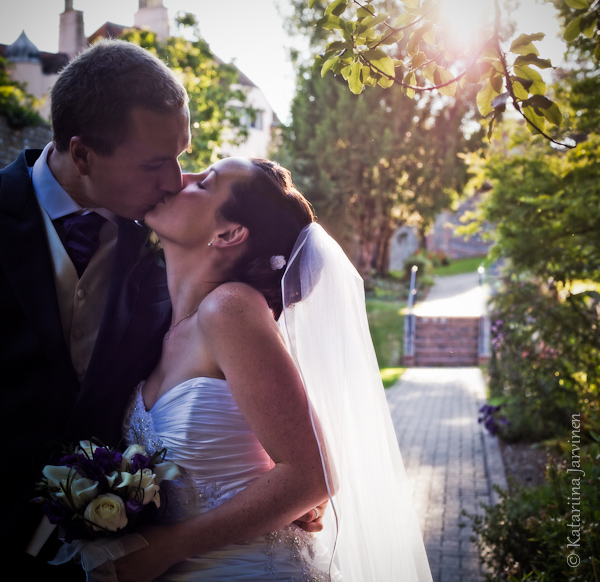 20110820181633-2-EditSFH wedding couple kissing backlit